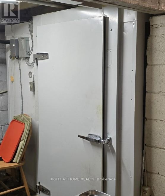 170 The Queensway Way, Toronto, Ontario M8Y 1J3 - Photo 6 - W12577336