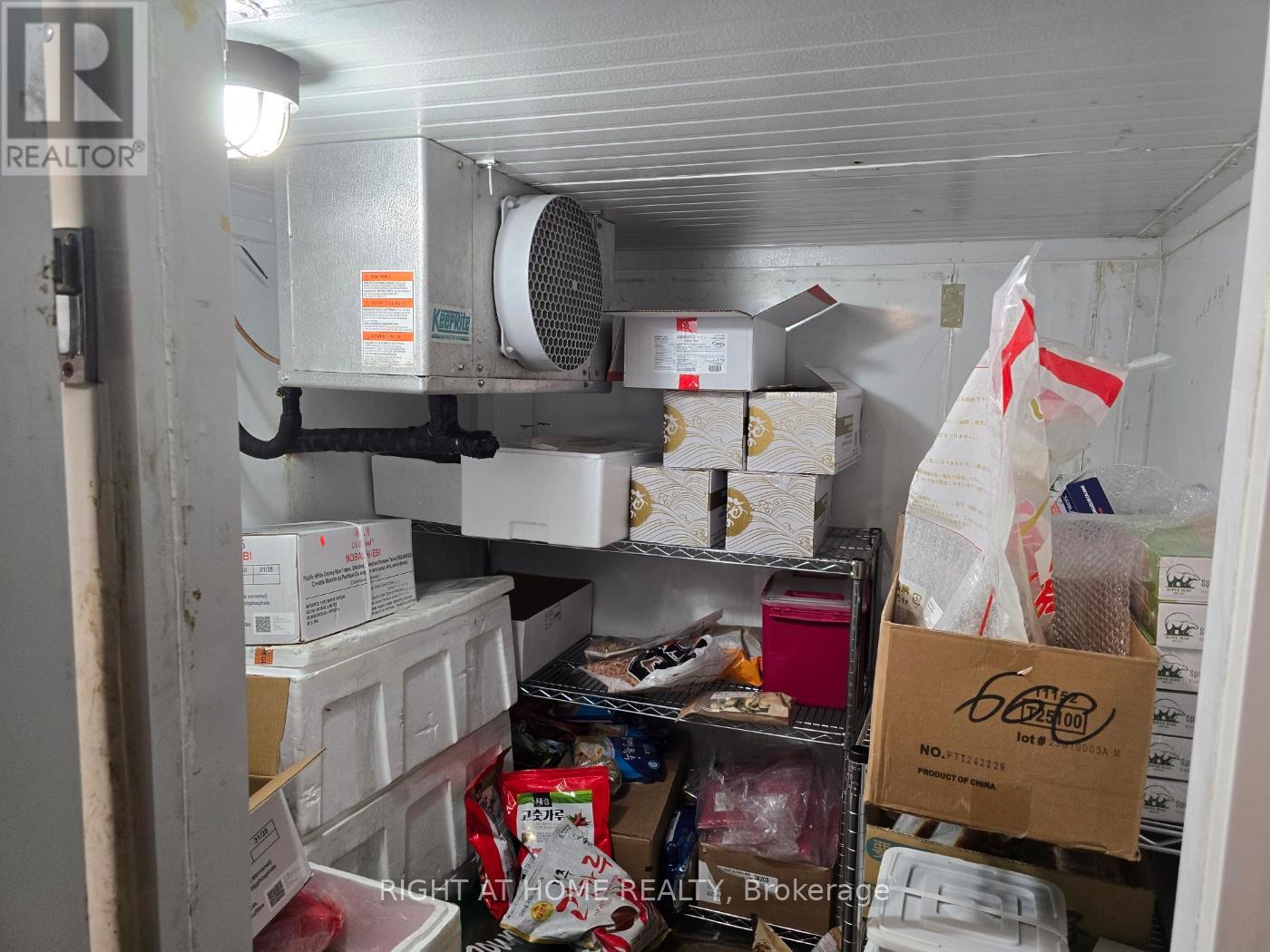 170 The Queensway Way, Toronto, Ontario M8Y 1J3 - Photo 7 - W12577336