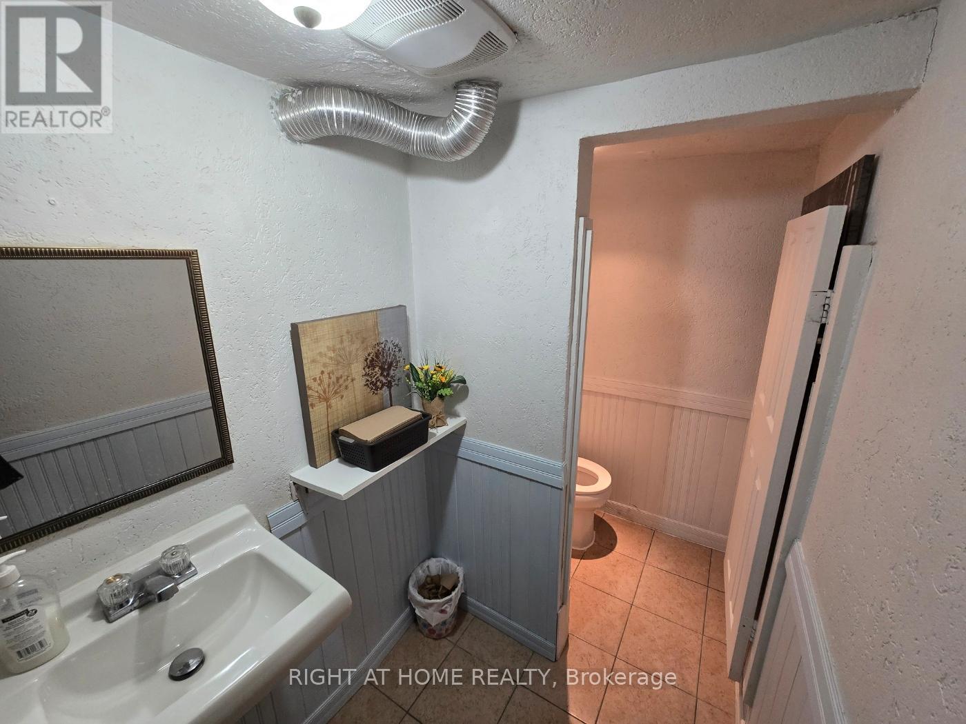 170 The Queensway Way, Toronto, Ontario M8Y 1J3 - Photo 8 - W12577336