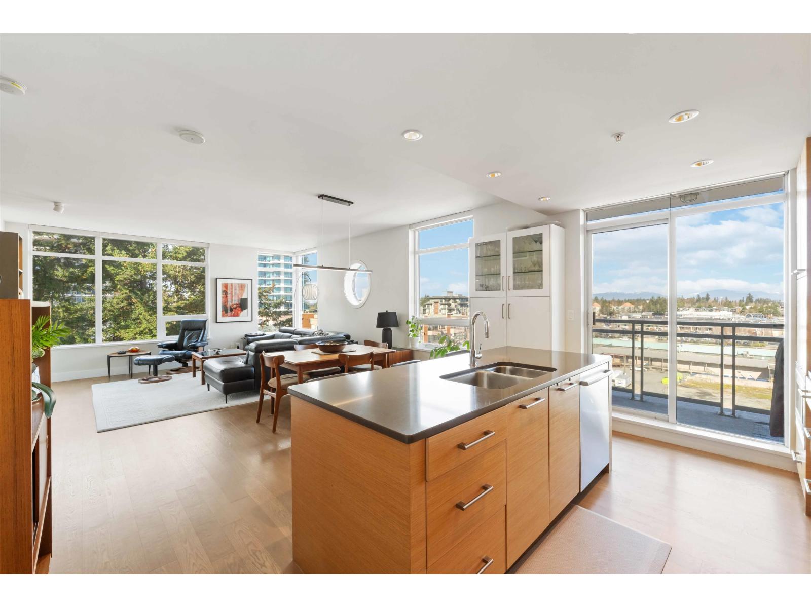 804 15152 RUSSELL AVENUE, White Rock, British Columbia