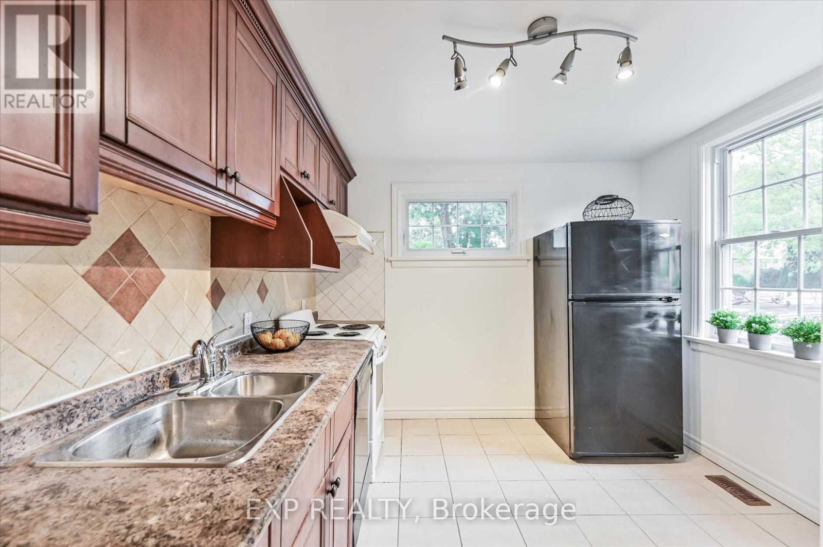 40 Plaxton(Upper Level) Drive, Toronto, Ontario  M4B 2P9 - Photo 13 - E12577404