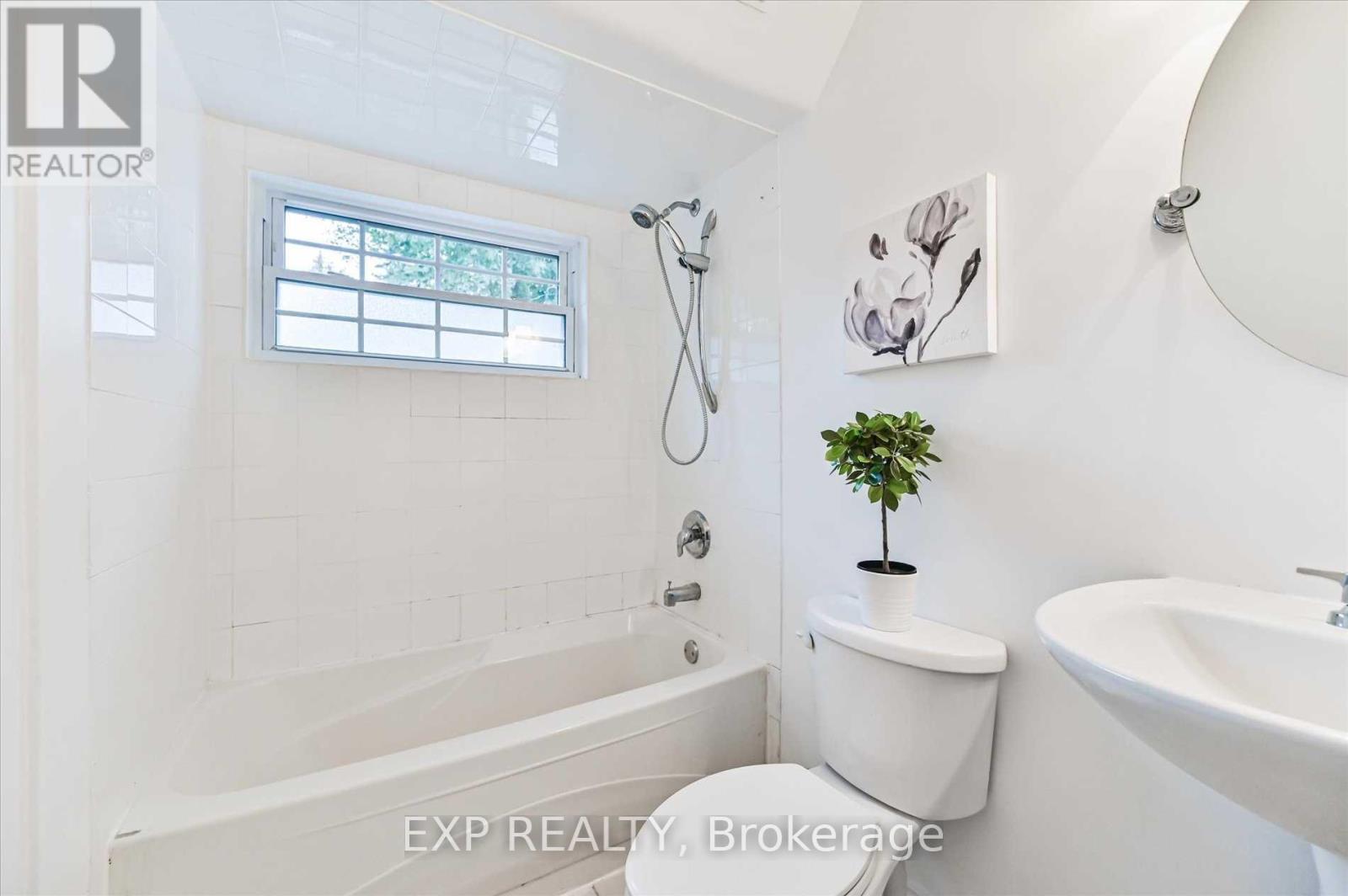 40 Plaxton(Upper Level) Drive, Toronto, Ontario  M4B 2P9 - Photo 17 - E12577404