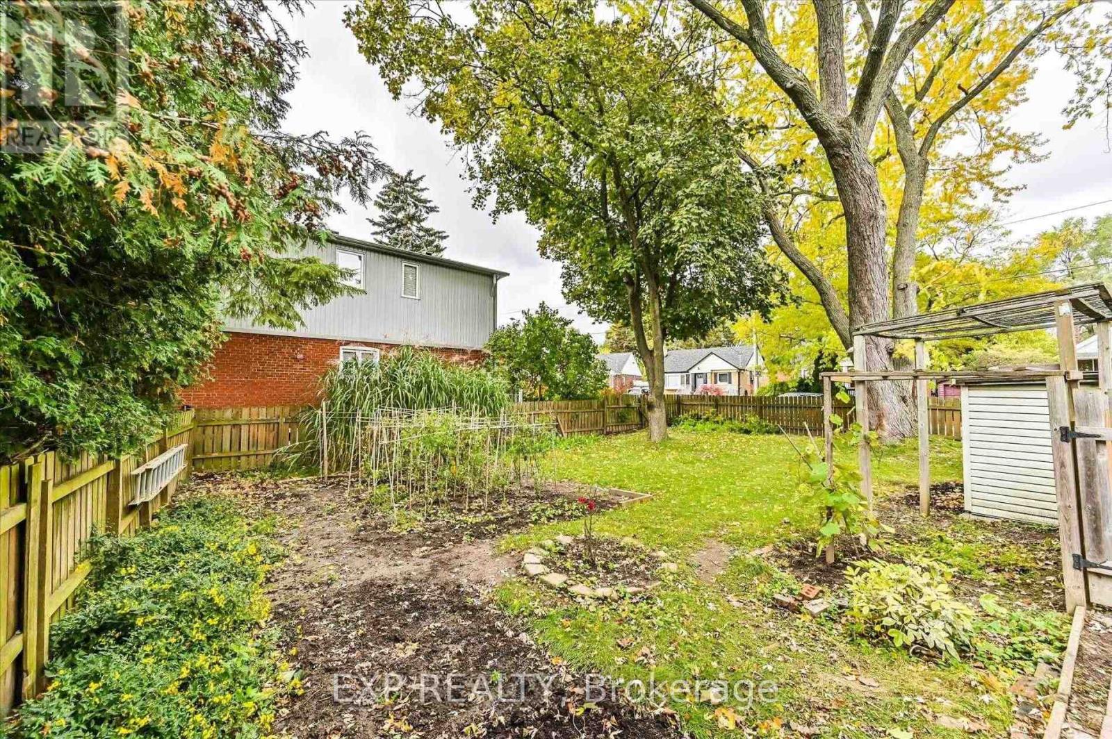 40 Plaxton(Upper Level) Drive, Toronto, Ontario  M4B 2P9 - Photo 23 - E12577404