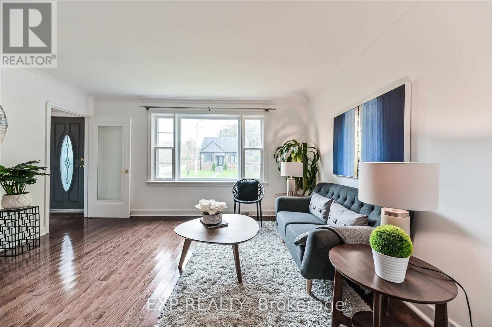 40 Plaxton(Upper Level) Drive, Toronto, Ontario  M4B 2P9 - Photo 5 - E12577404