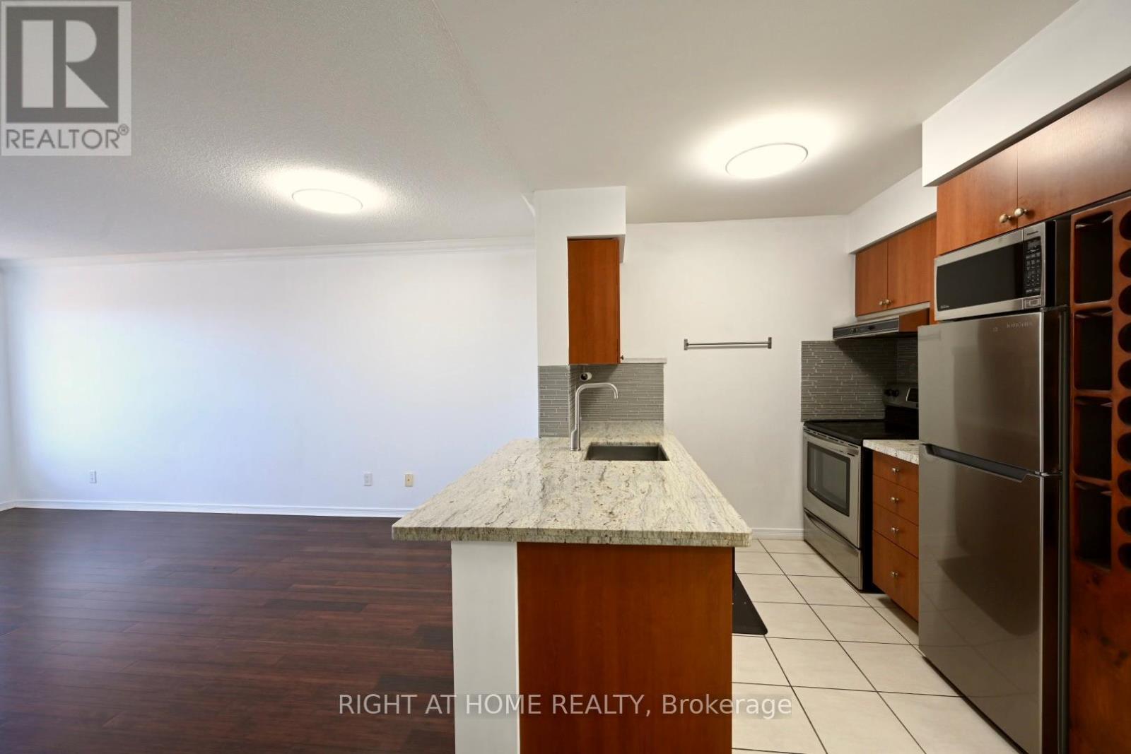 910 - 61 Heintzman Street, Toronto, Ontario  M6P 5A2 - Photo 4 - W12577386