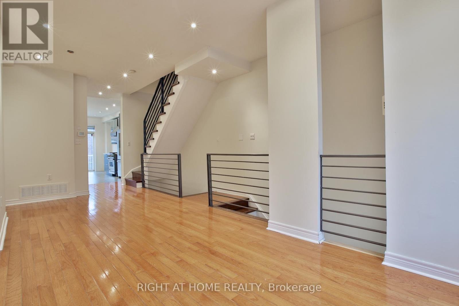 49 Natalie Place, Toronto, Ontario  M4M 3P6 - Photo 4 - E12577422