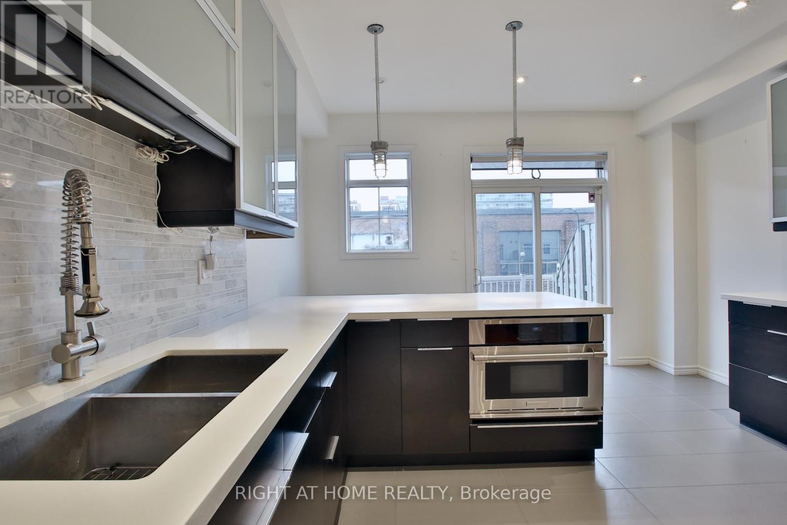 49 Natalie Place, Toronto, Ontario  M4M 3P6 - Photo 5 - E12577422