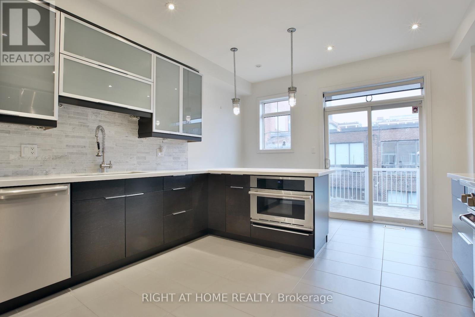 49 Natalie Place, Toronto, Ontario  M4M 3P6 - Photo 7 - E12577422