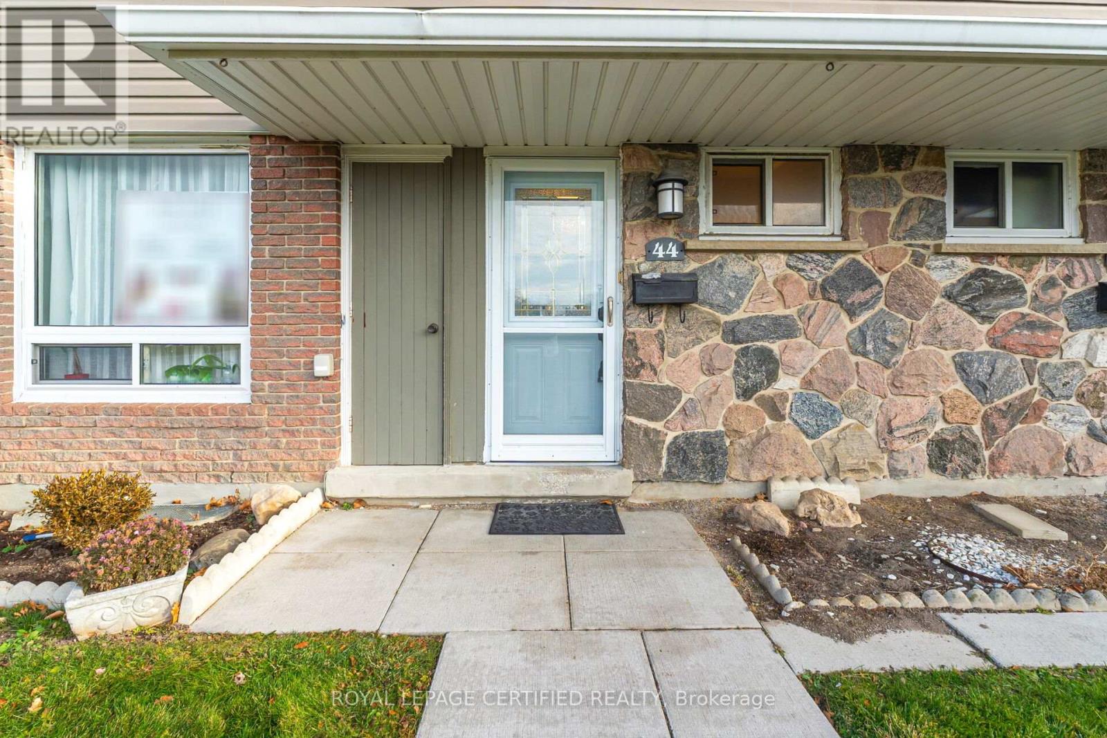 44 Village Court, Brampton, Ontario  L6W 1A6 - Photo 2 - W12577434