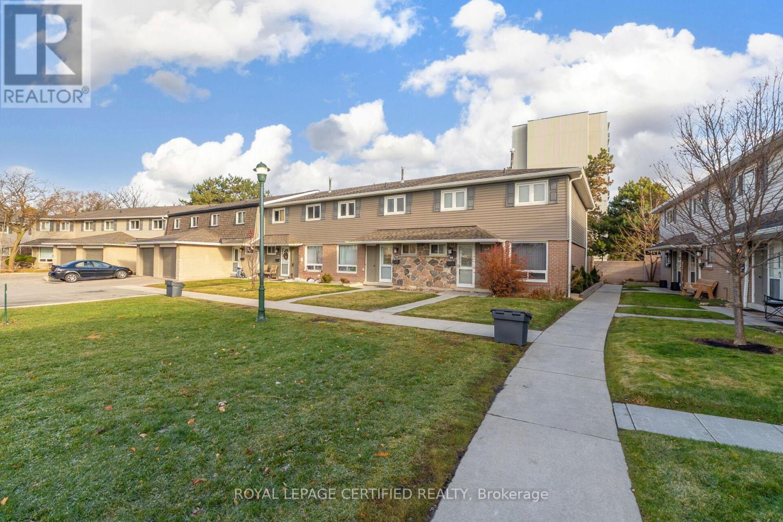 44 Village Court, Brampton, Ontario  L6W 1A6 - Photo 3 - W12577434