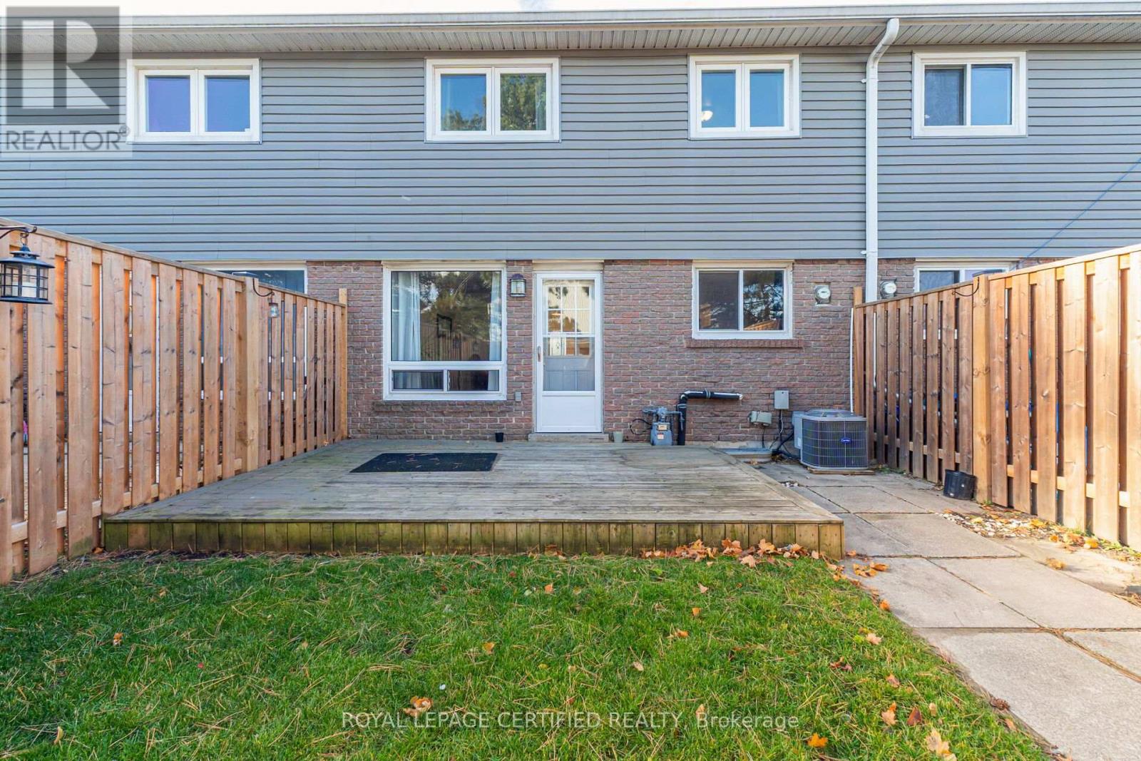 44 Village Court, Brampton, Ontario  L6W 1A6 - Photo 4 - W12577434