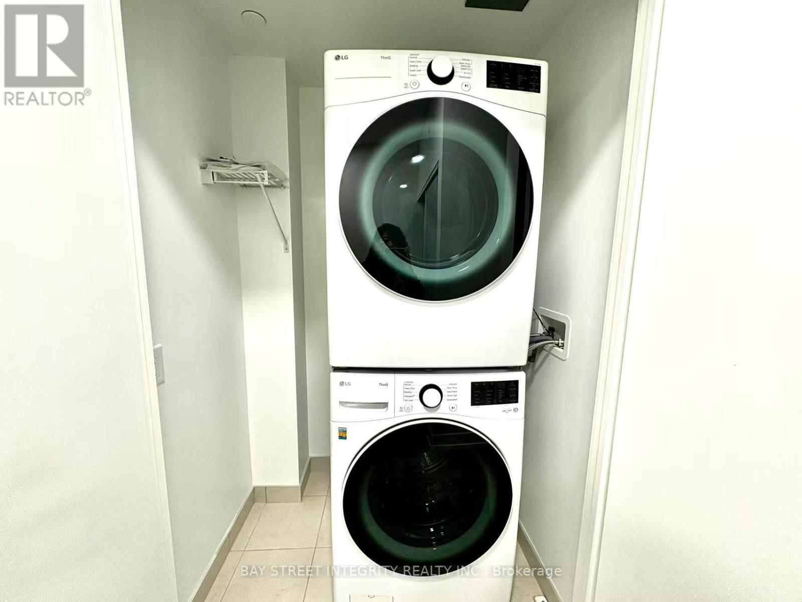 2302 - 395 Square One Drive, Mississauga, Ontario  L5B 0P6 - Photo 16 - W12577448