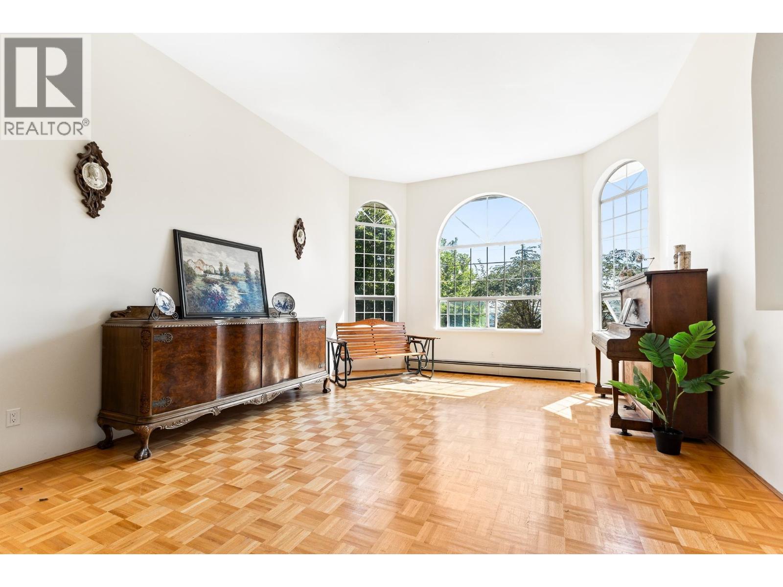 5843 Carson Street, Burnaby, British Columbia V5J 2Z7 - Photo 4 - R3070197