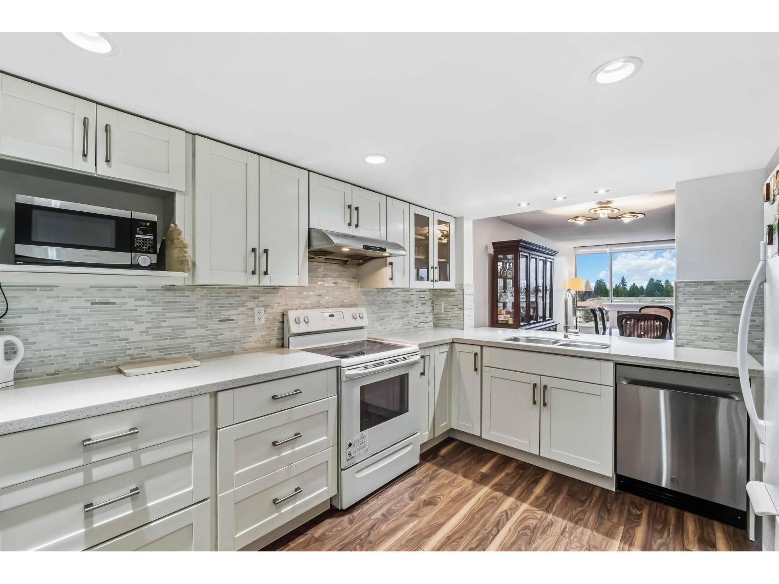 701 14881 103a Avenue, Surrey, British Columbia  V3R 0M5 - Photo 3 - R3070228