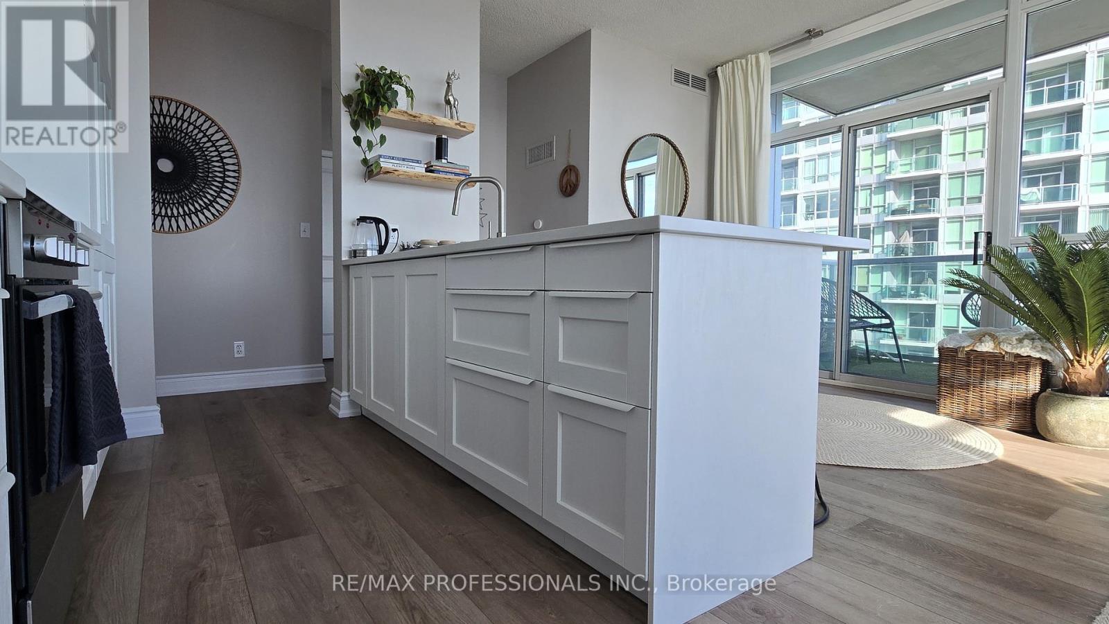 1107 - 1910 Lake Shore Boulevard W, Toronto, Ontario  M6S 1A2 - Photo 14 - W12577562