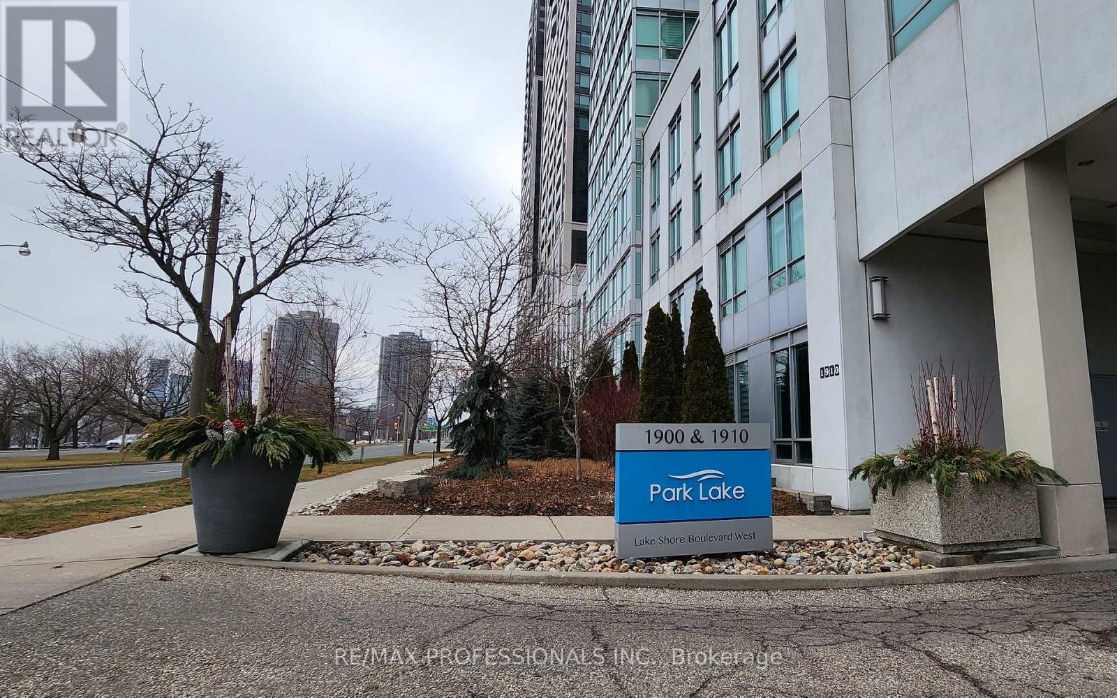 1107 - 1910 Lake Shore Boulevard W, Toronto, Ontario  M6S 1A2 - Photo 2 - W12577562