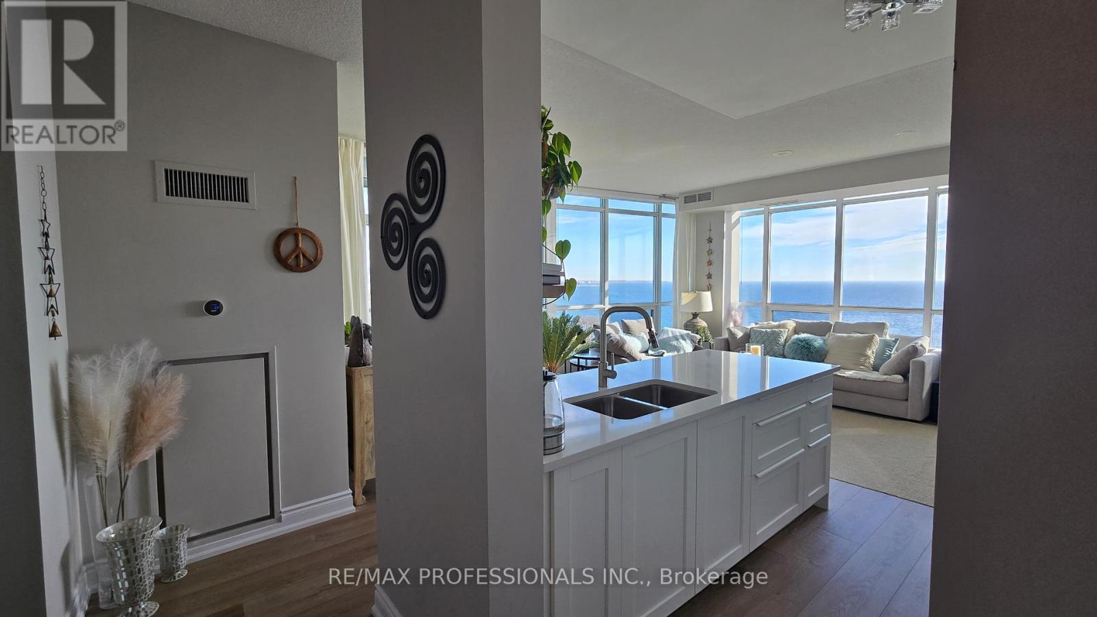 1107 - 1910 Lake Shore Boulevard W, Toronto, Ontario  M6S 1A2 - Photo 6 - W12577562