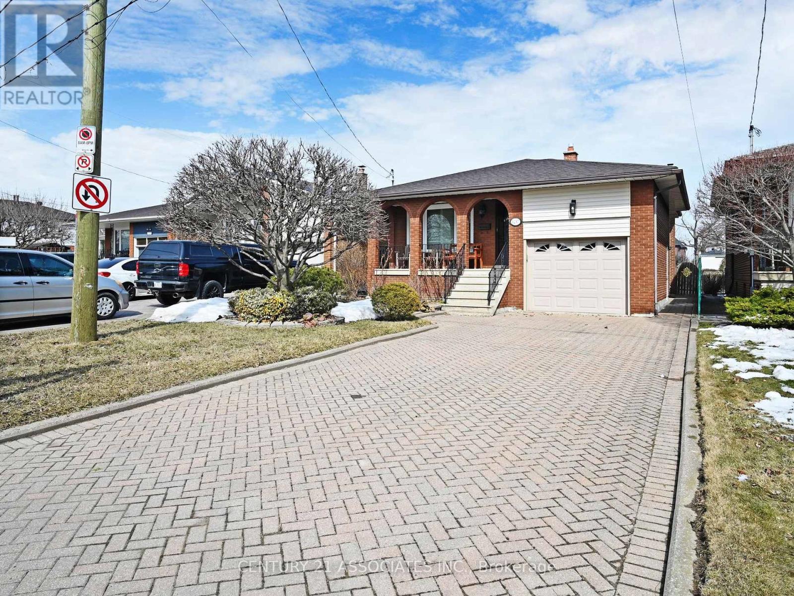 1217 Alexandra Avenue, Mississauga, Ontario  L5E 2A4 - Photo 4 - W12475265