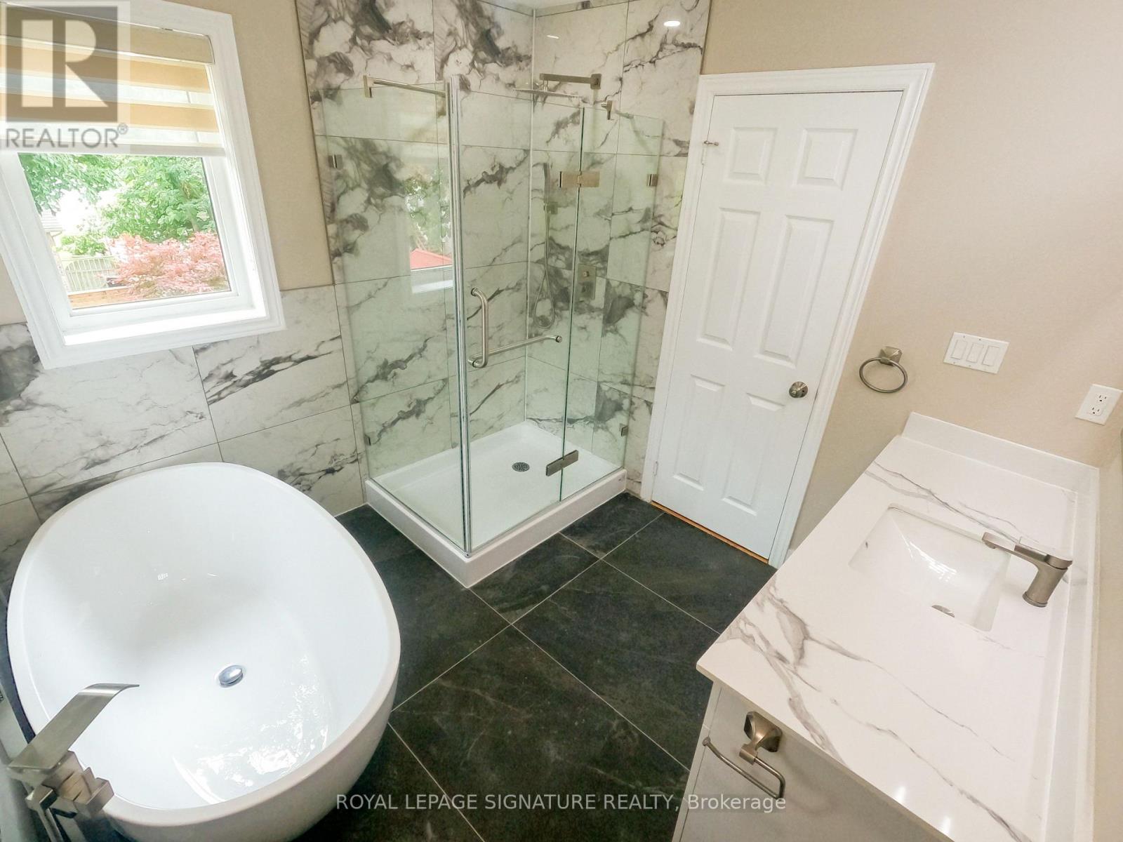 47 Lake Crescent, Barrie, Ontario  L4N 6A7 - Photo 12 - S12408634