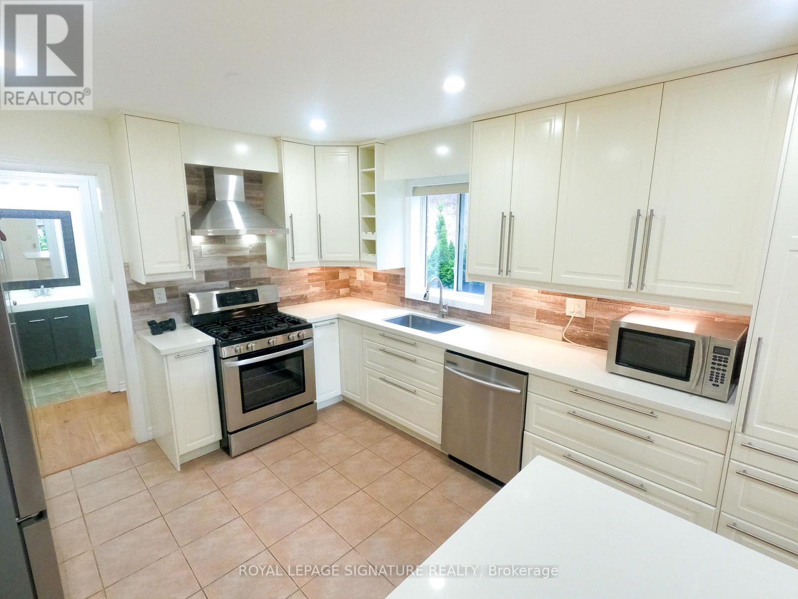 47 Lake Crescent, Barrie, Ontario  L4N 6A7 - Photo 4 - S12408634