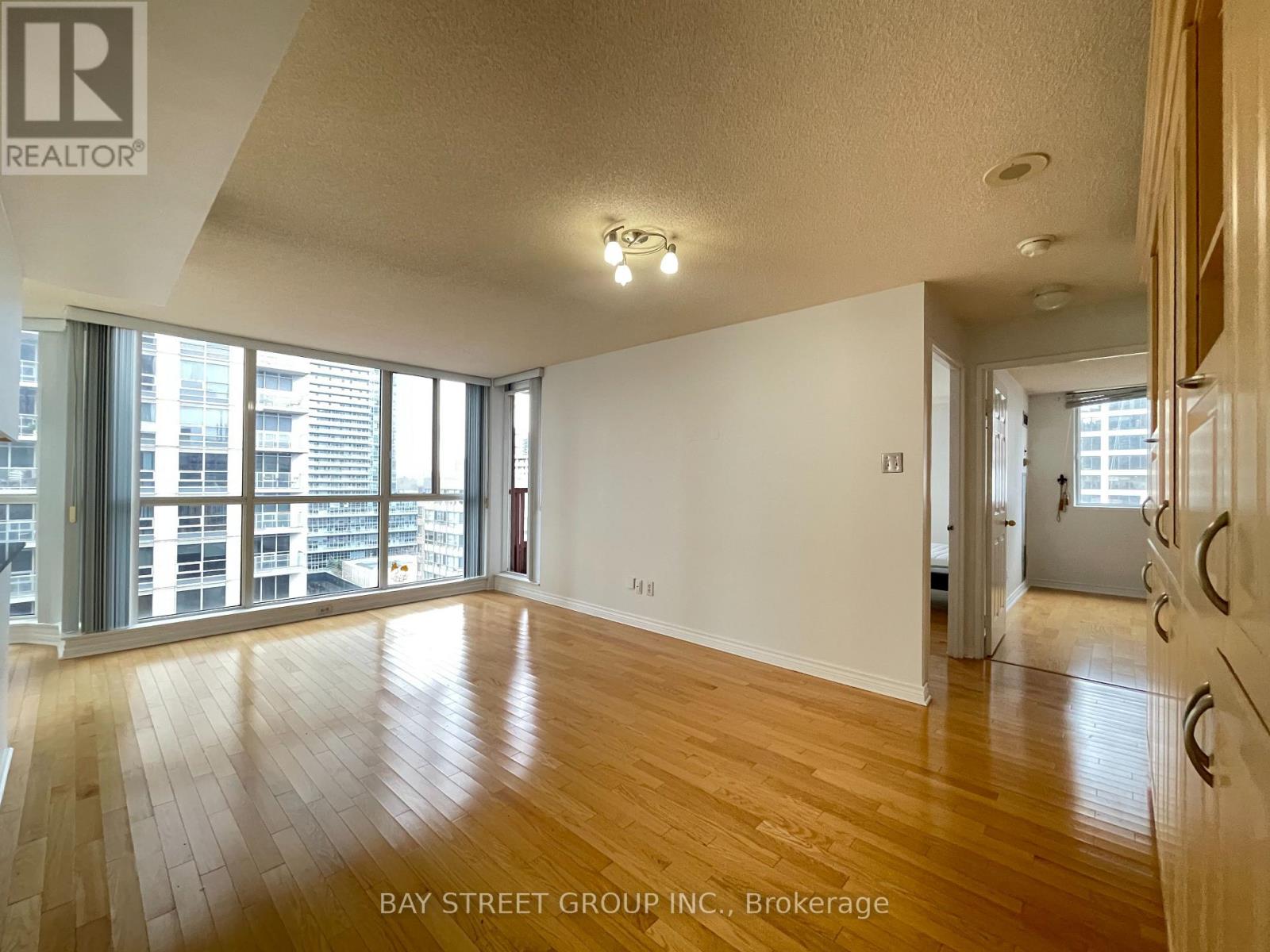 1910 - 736 Bay Street, Toronto, Ontario  M5G 2M4 - Photo 6 - C12498686