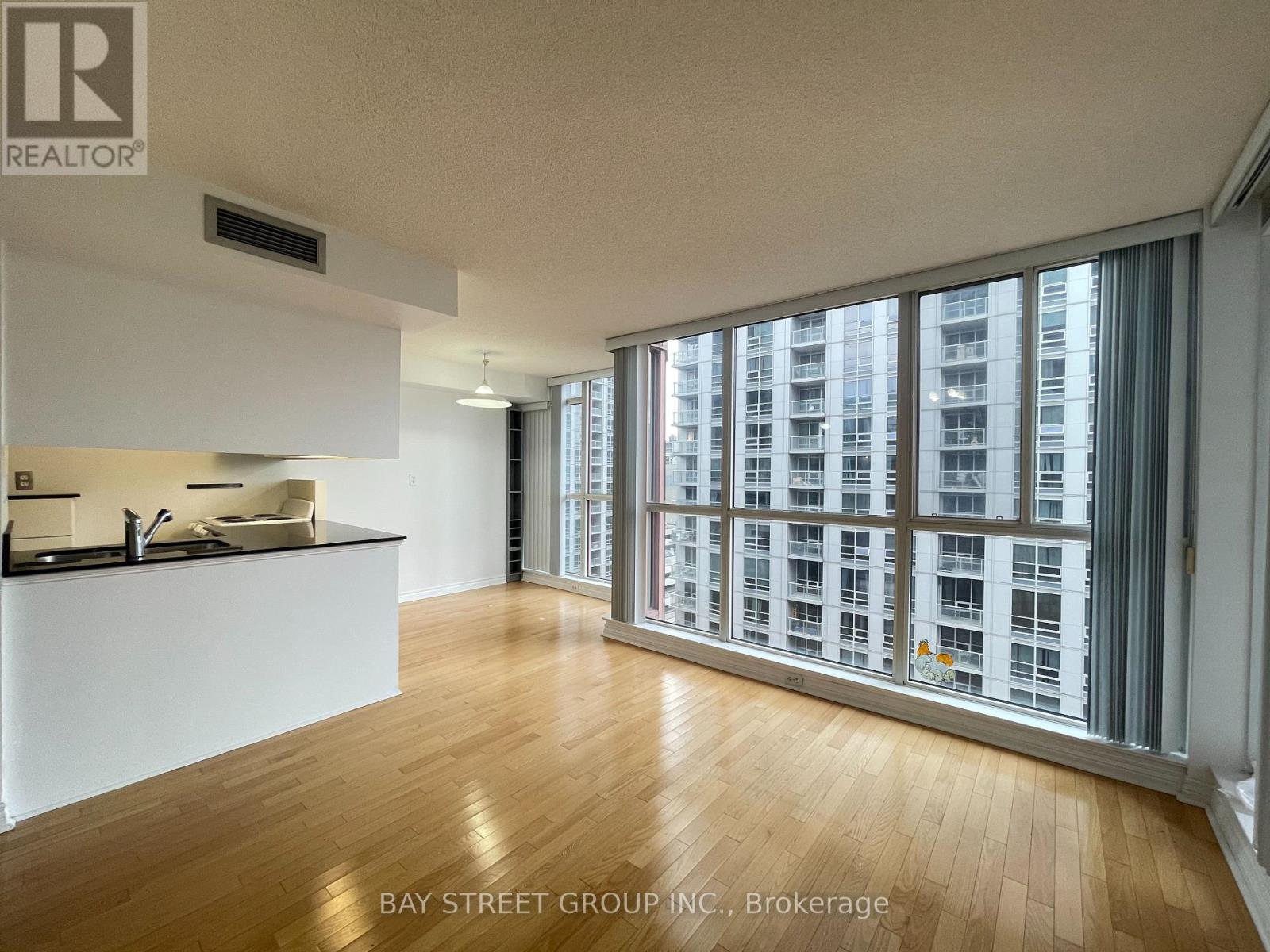 1910 - 736 Bay Street, Toronto, Ontario  M5G 2M4 - Photo 4 - C12498686