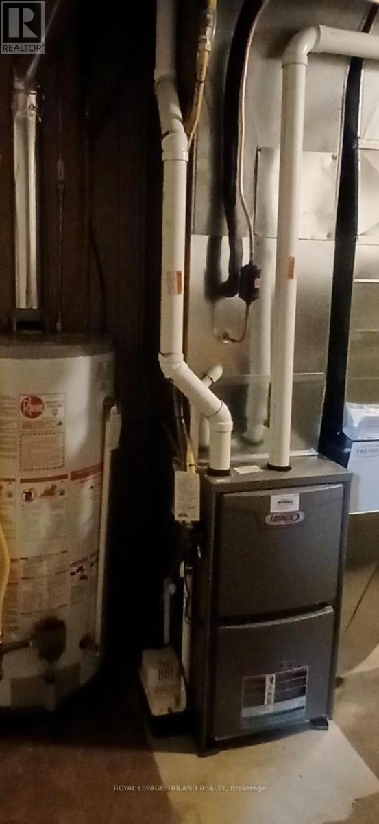 358 Helen Drive, Strathroy-Caradoc, Ontario  N7G 3M4 - Photo 38 - X12565522