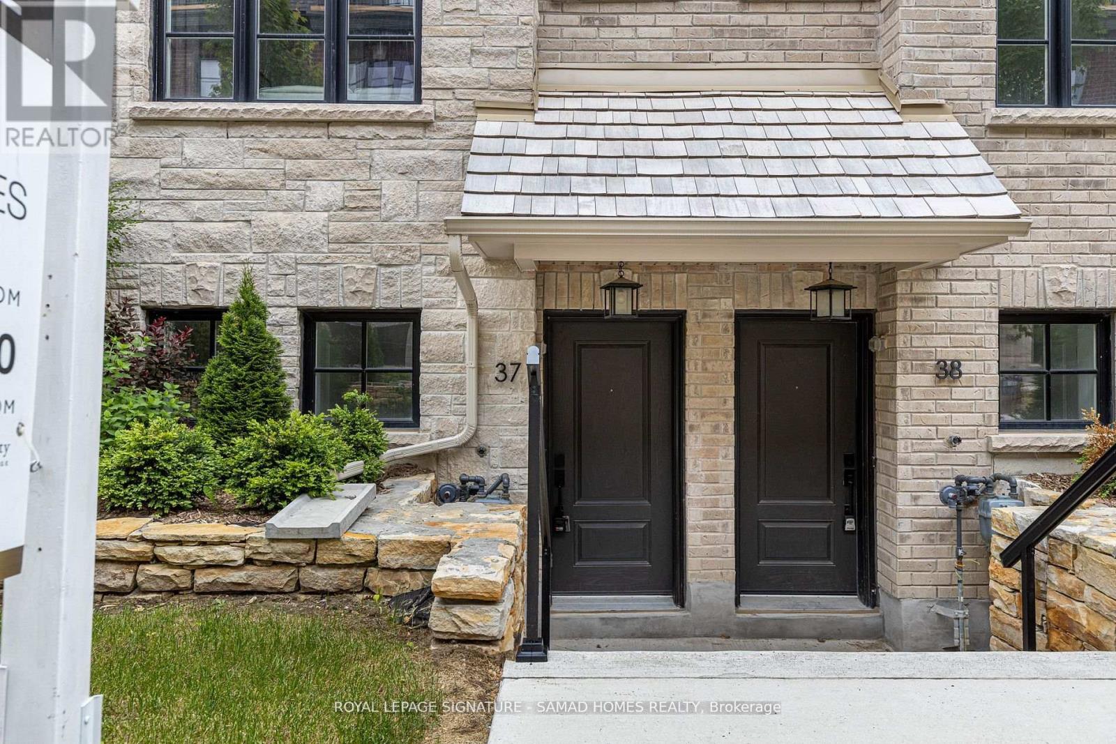 37 - 26 Lunar Crescent, Mississauga, Ontario  L5M 2R5 - Photo 2 - W12577656