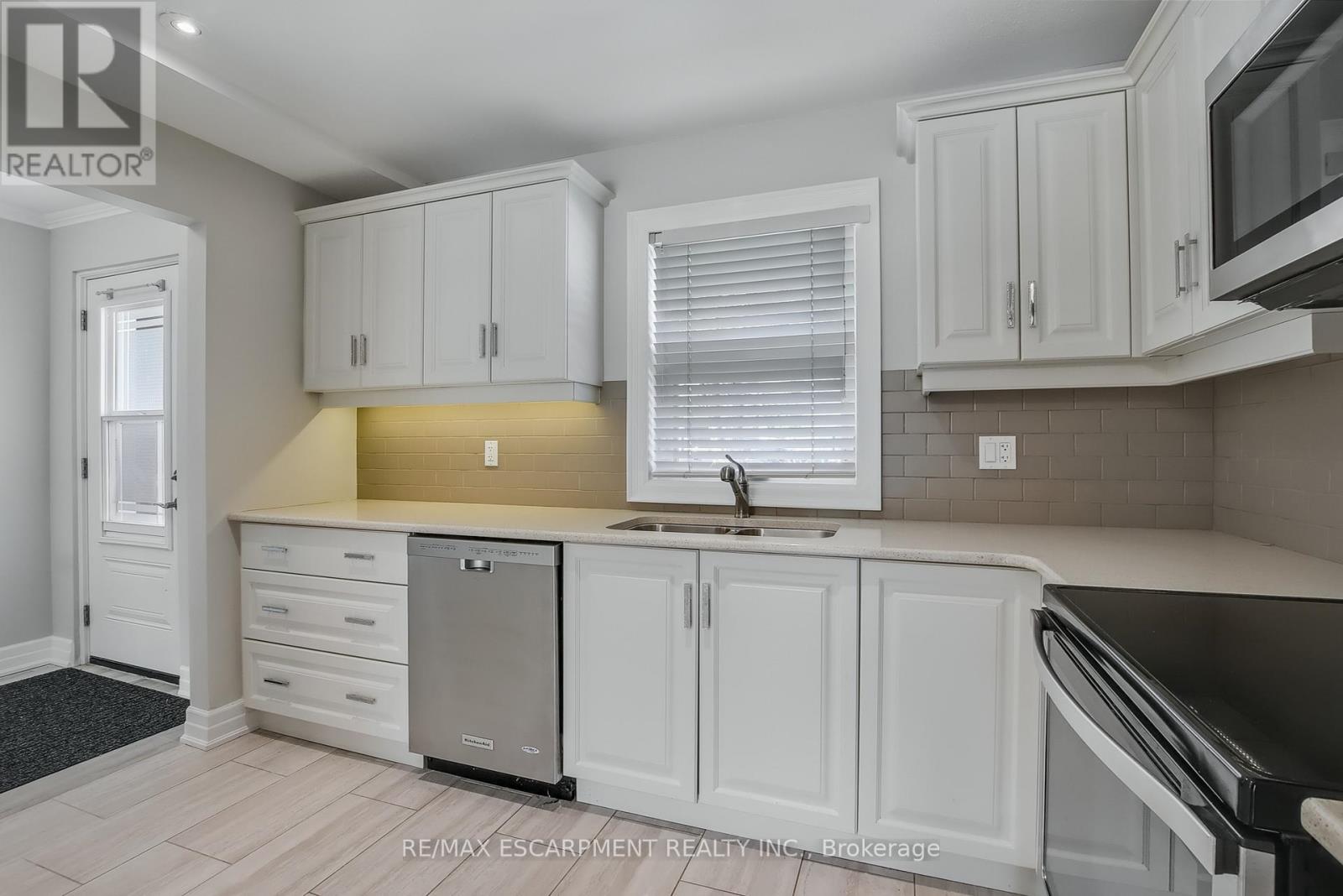 47 Szollosy Circle, Hamilton, Ontario  L9B 1T8 - Photo 6 - X12564528