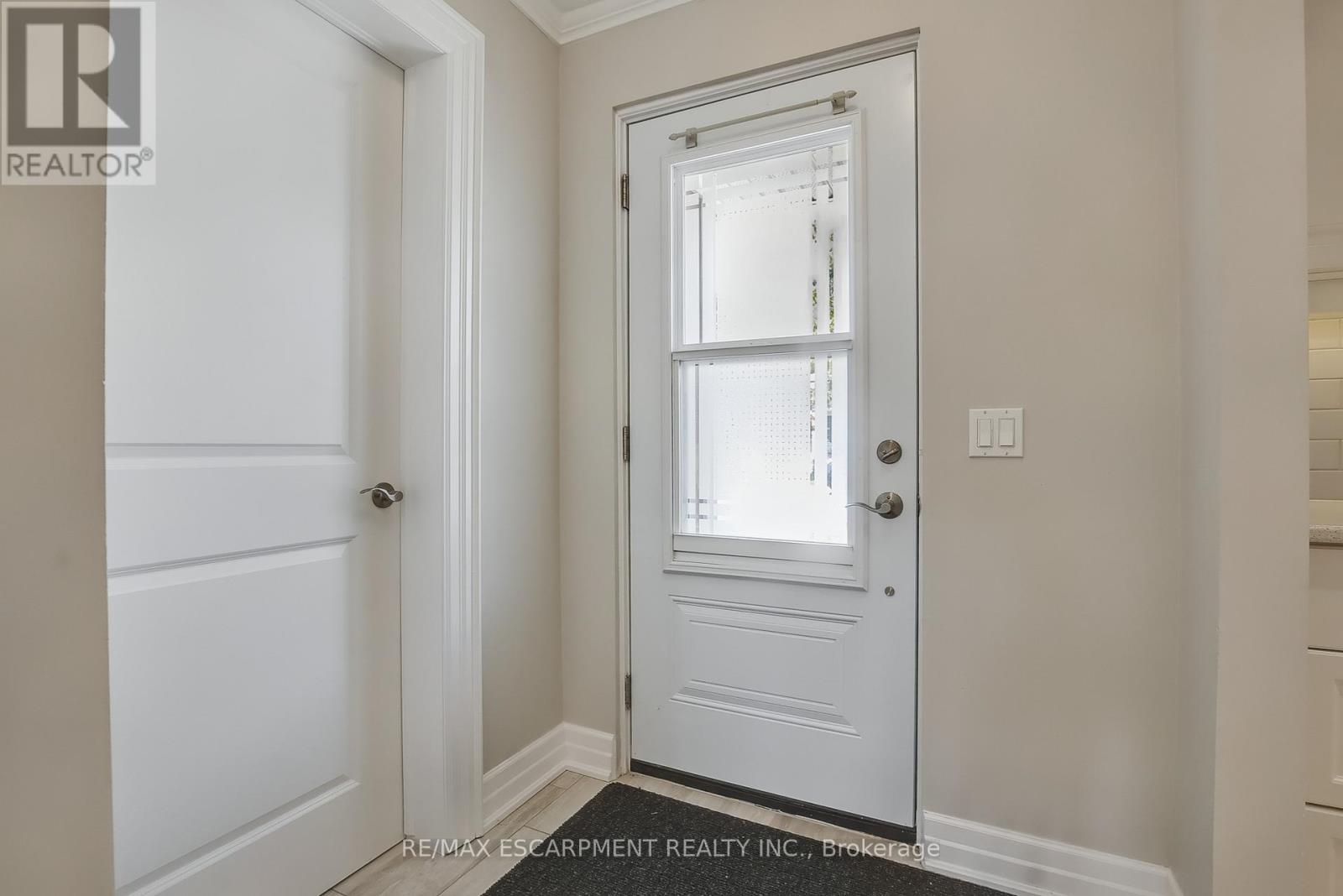 47 Szollosy Circle, Hamilton, Ontario  L9B 1T8 - Photo 3 - X12564528