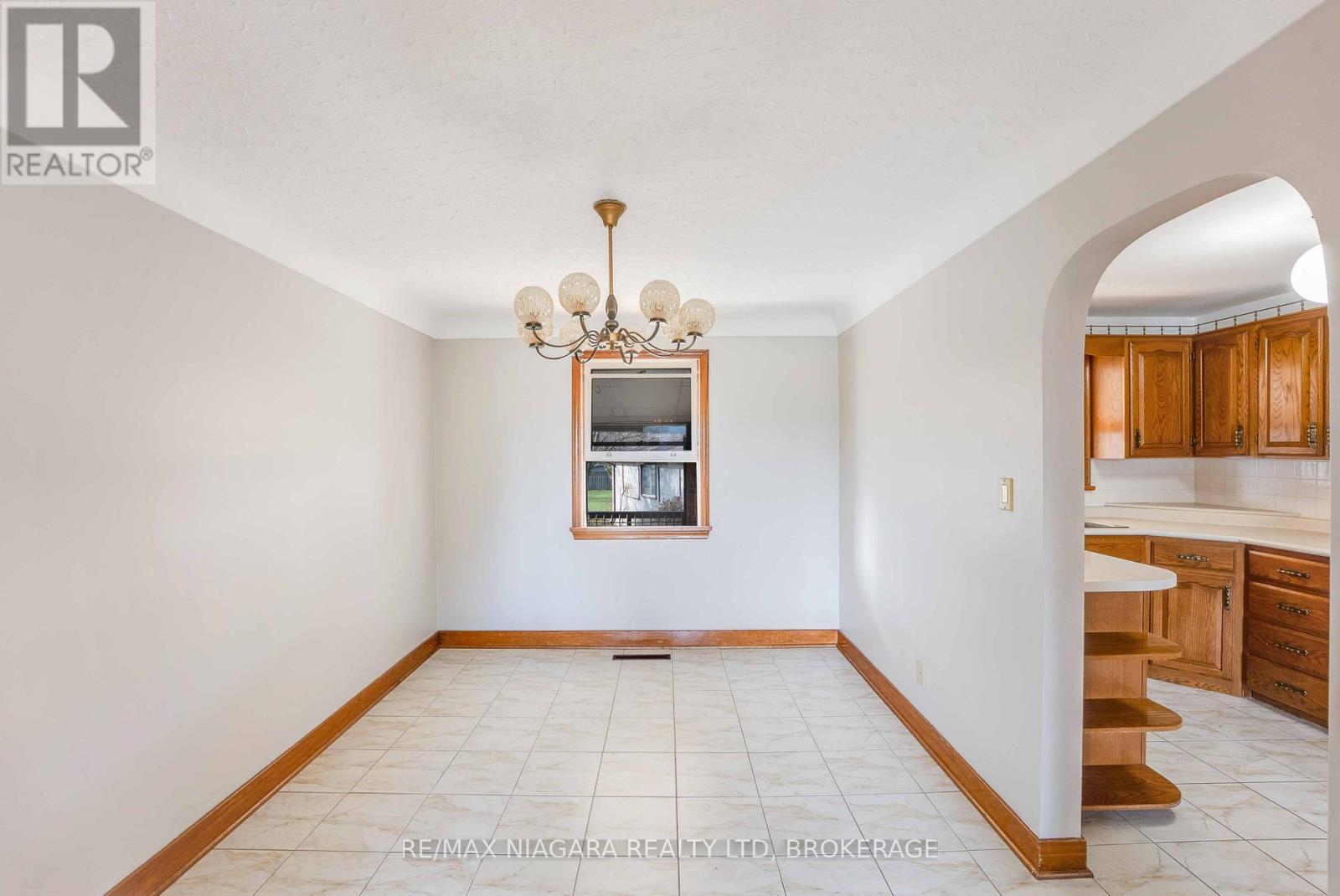 127 Louth Street, St. Catharines (Rykert/vansickle), Ontario  L2S 2T8 - Photo 10 - X12577714