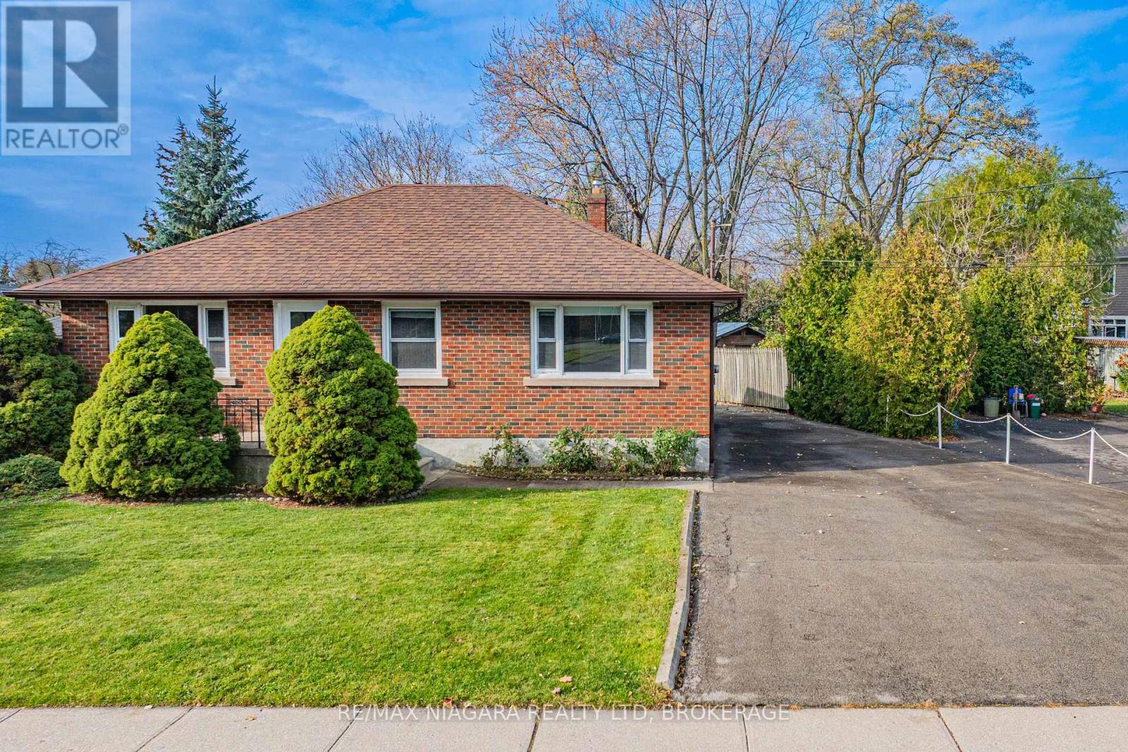 127 Louth Street, St. Catharines (Rykert/vansickle), Ontario  L2S 2T8 - Photo 2 - X12577714