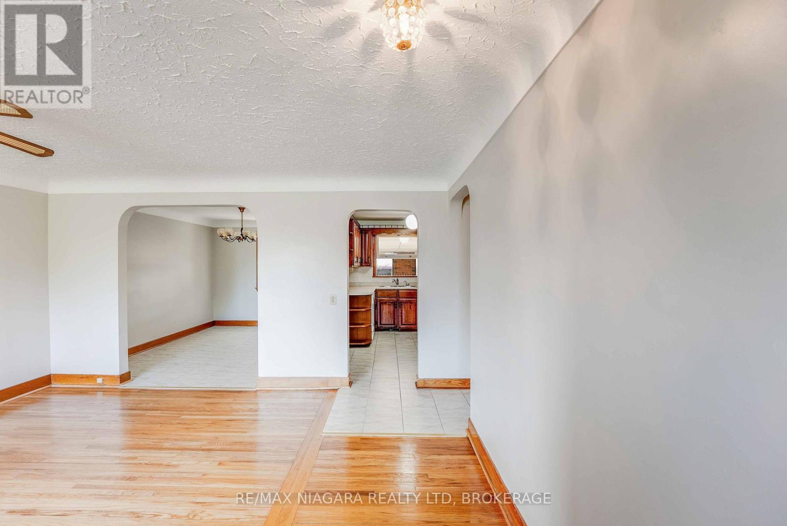 127 Louth Street, St. Catharines (Rykert/vansickle), Ontario  L2S 2T8 - Photo 6 - X12577714