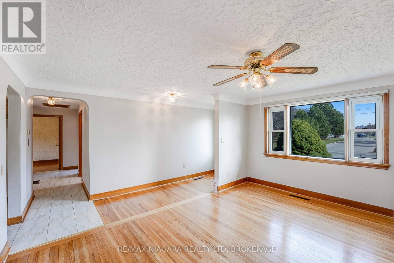 127 Louth Street, St. Catharines (Rykert/vansickle), Ontario  L2S 2T8 - Photo 9 - X12577714