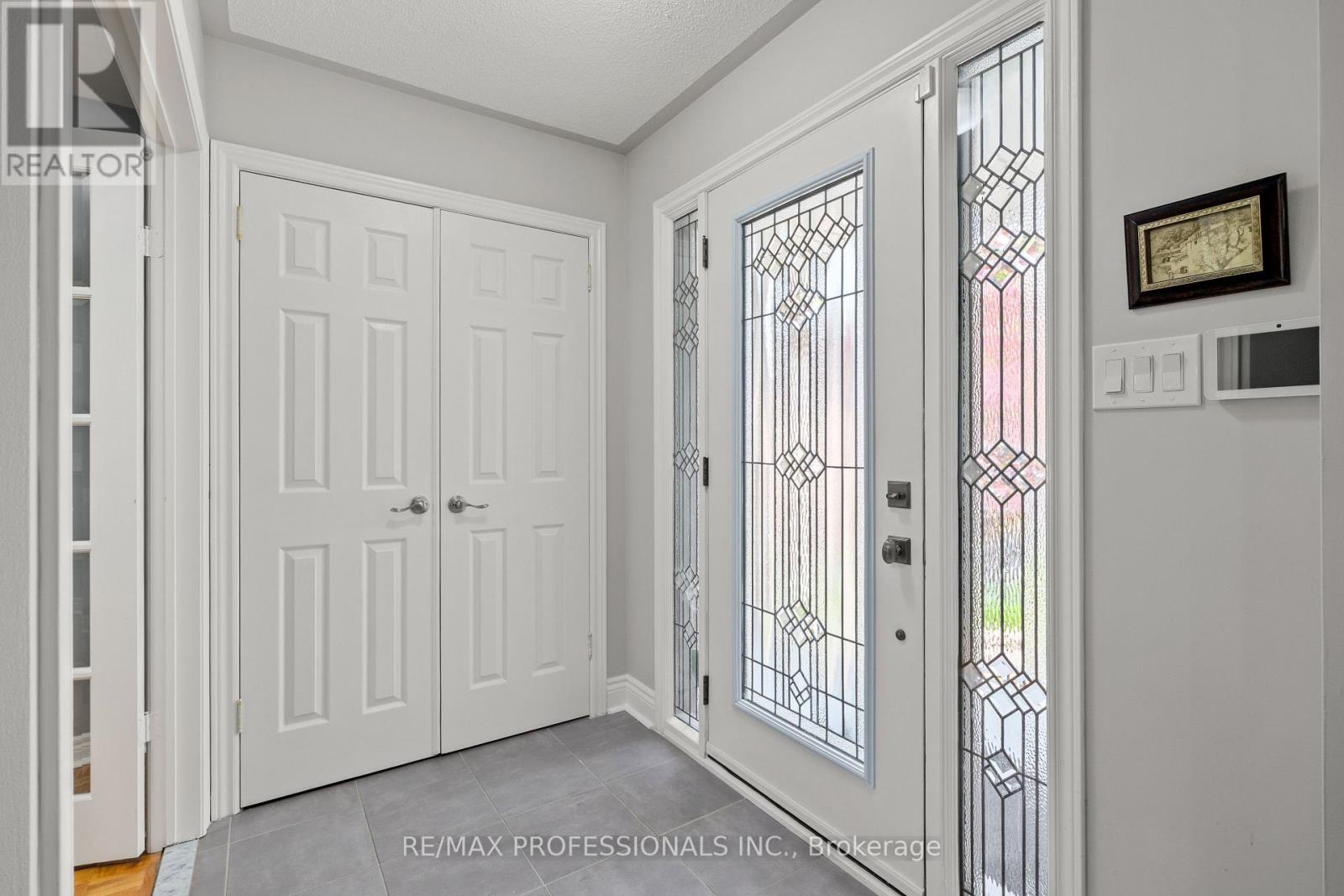 152 Ashton Drive, Vaughan, Ontario  L6A 2T8 - Photo 4 - N12577756