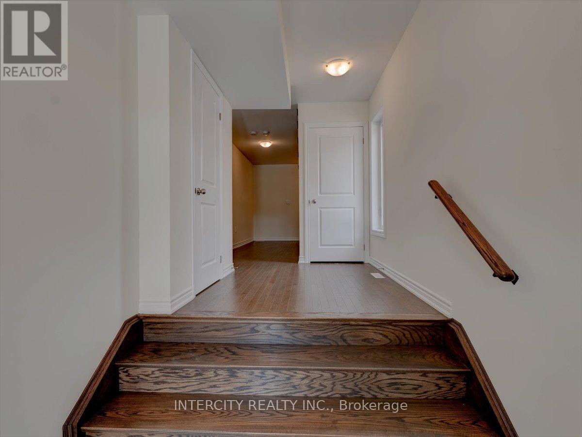 22 Griffith Street, Aurora, Ontario  L4G 7B6 - Photo 4 - N12577760