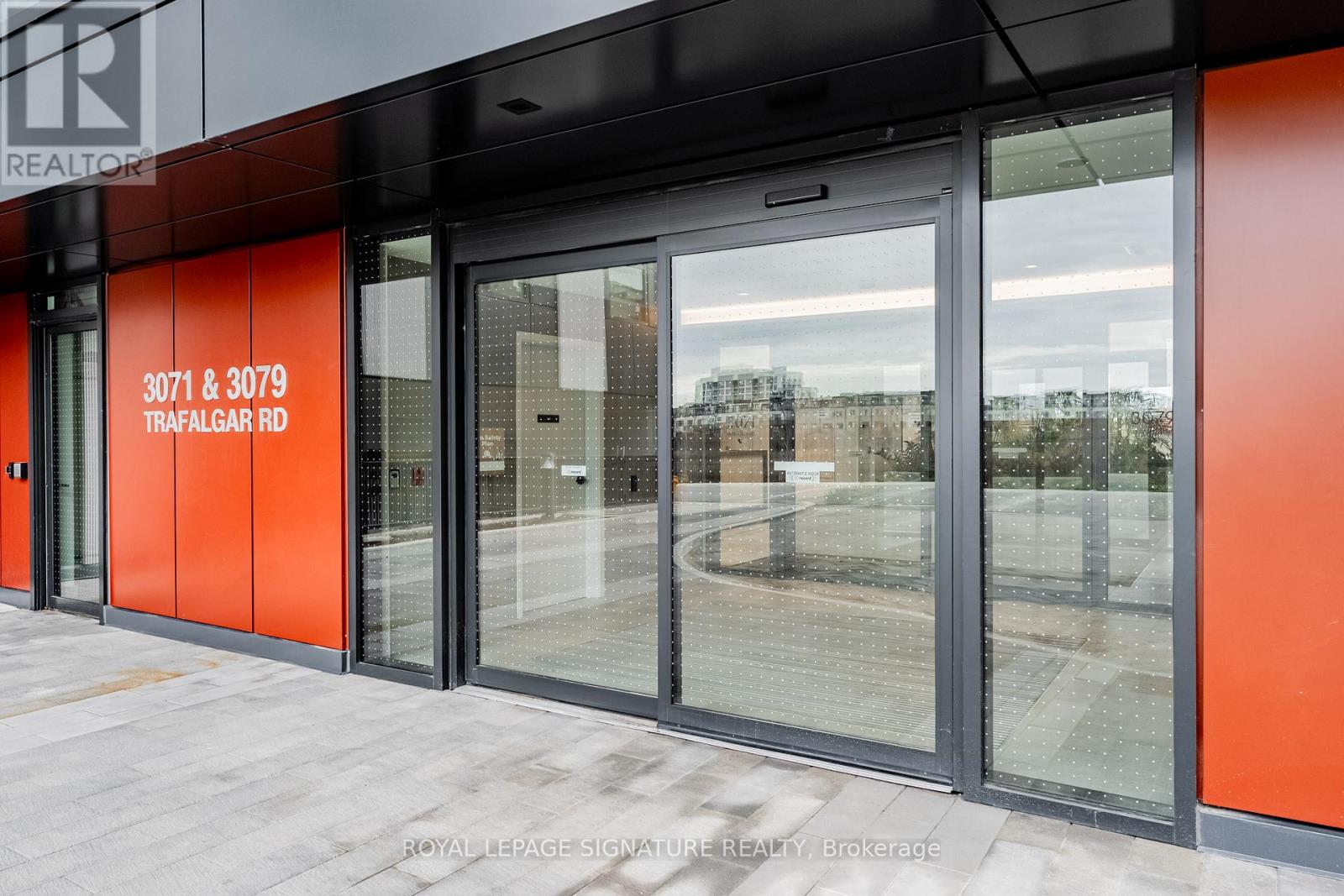 811 - 3071 Trafalgar Road, Oakville, Ontario L6H 3V6 - Photo 2 - W12562408