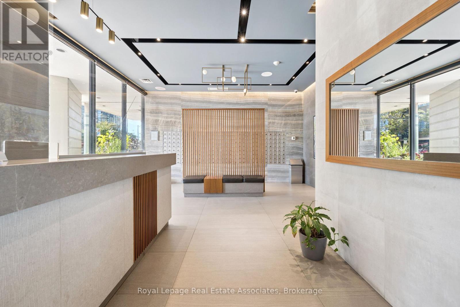 1004 - 260 Queens Quay W, Toronto, Ontario  M5J 2N3 - Photo 2 - C12578008