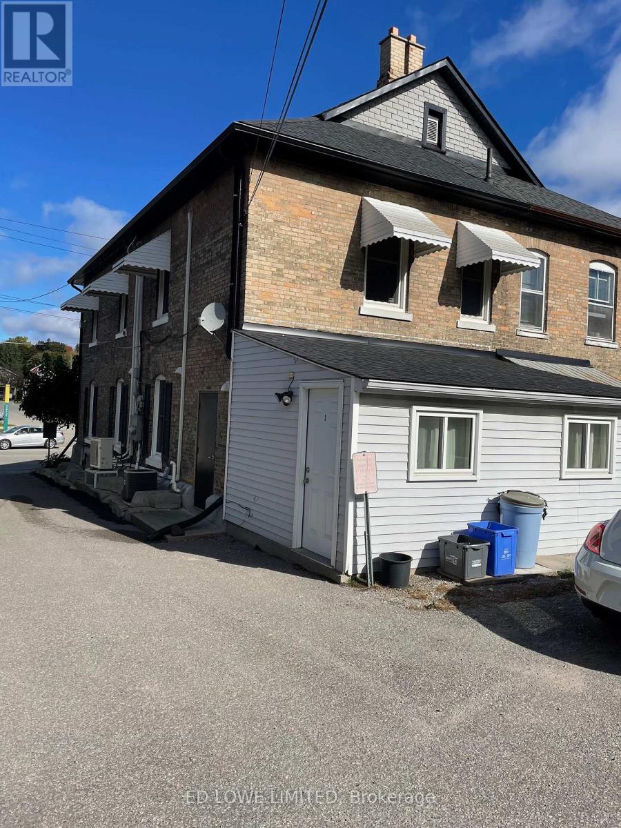 43 Worsley Street, Barrie, Ontario  L4M 1L7 - Photo 3 - S12577910