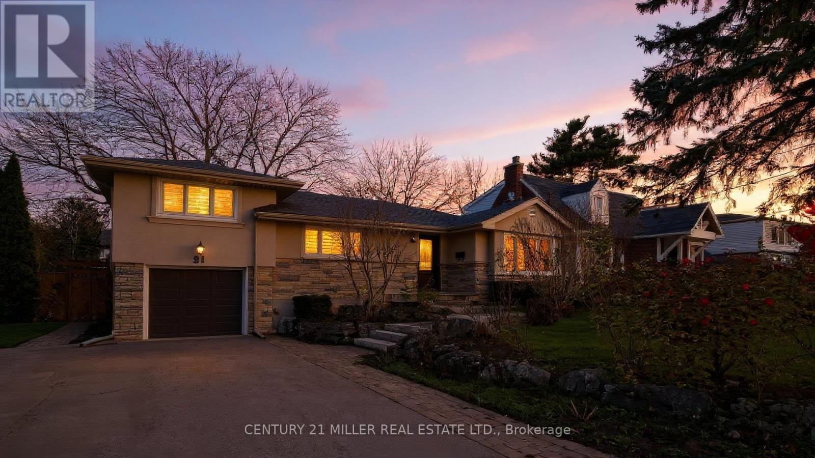 21 Townsend Avenue, Burlington, Ontario  L7T 1Y5 - Photo 3 - W12577840