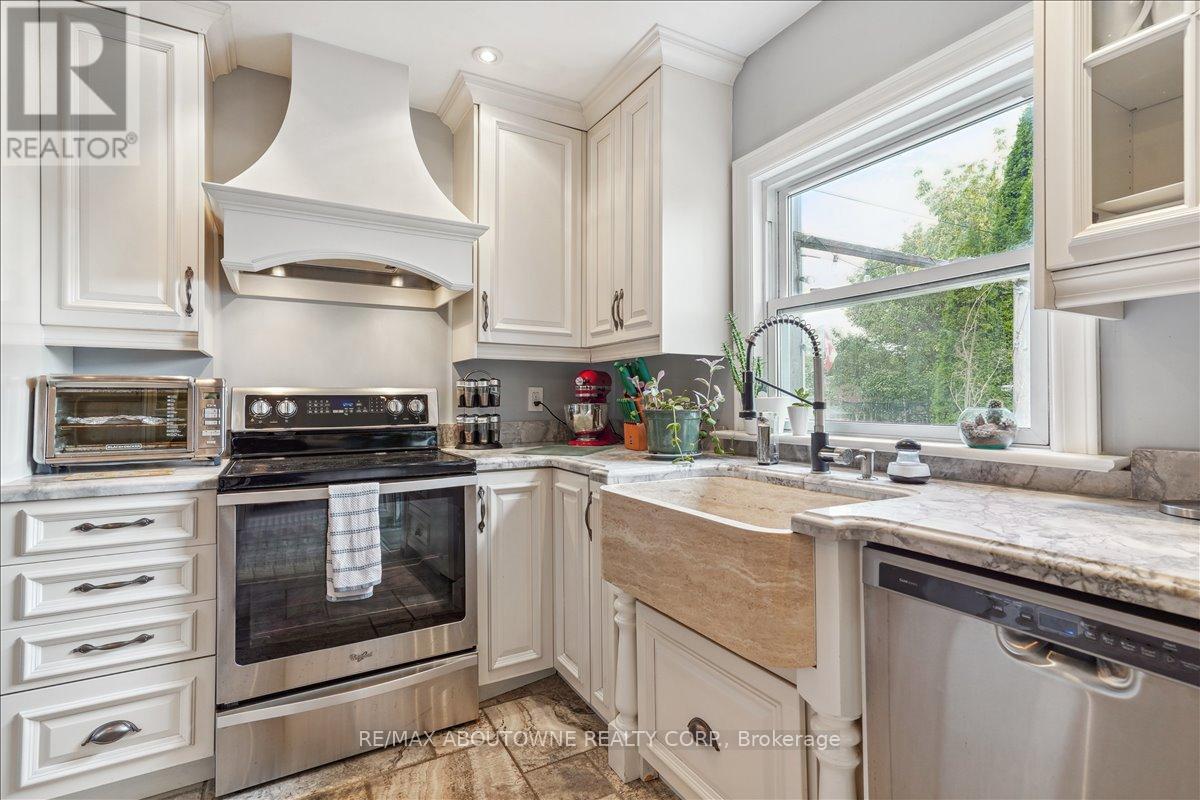 5 Milton Street, Toronto, Ontario  M8Y 2X4 - Photo 10 - W12577856