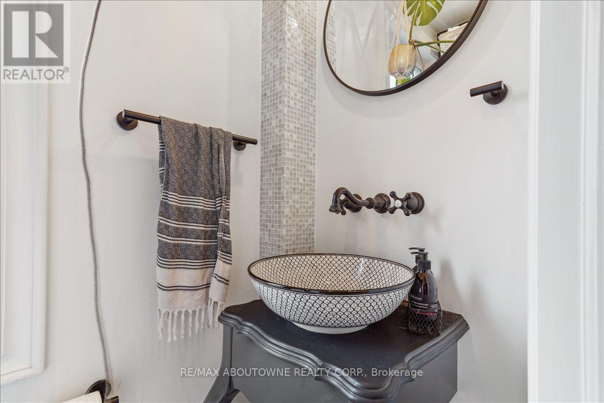 5 Milton Street, Toronto, Ontario  M8Y 2X4 - Photo 14 - W12577856