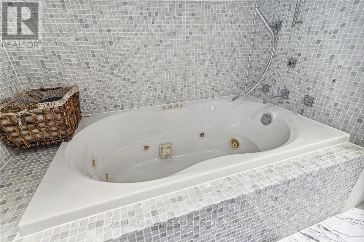 5 Milton Street, Toronto, Ontario  M8Y 2X4 - Photo 27 - W12577856