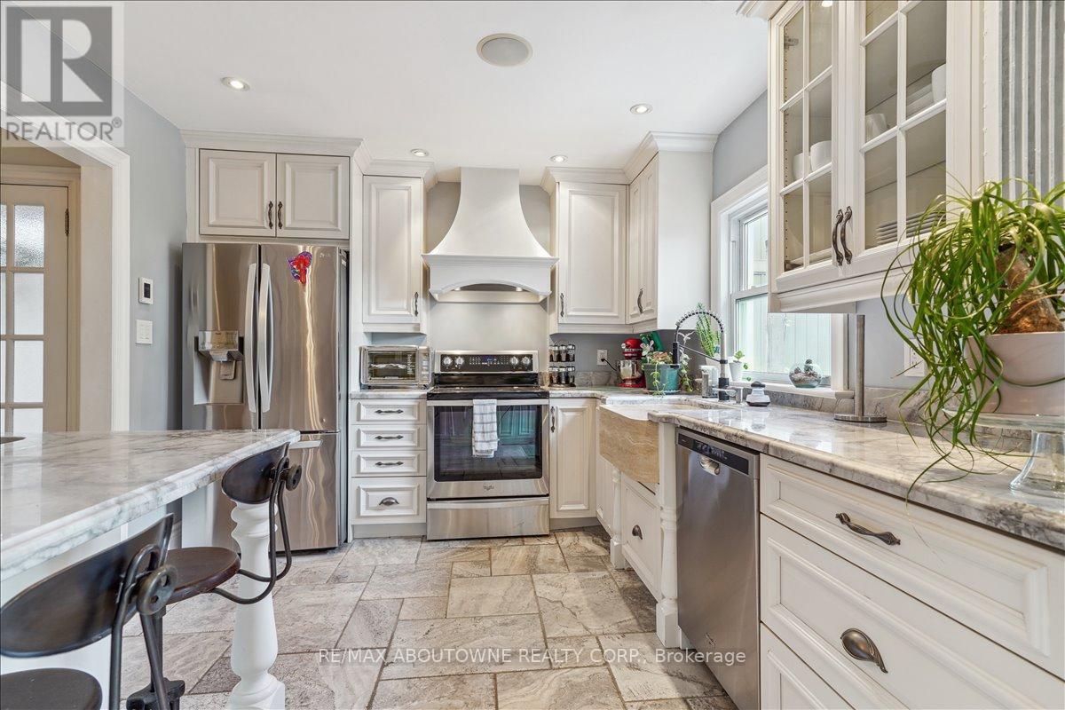 5 Milton Street, Toronto, Ontario  M8Y 2X4 - Photo 9 - W12577856