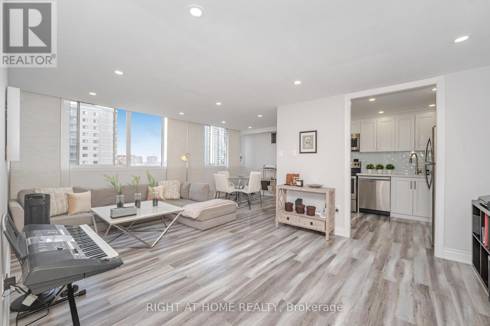 1209 - 3590 Kaneff Crescent, Mississauga, Ontario  L5A 3X3 - Photo 1 - W12577858