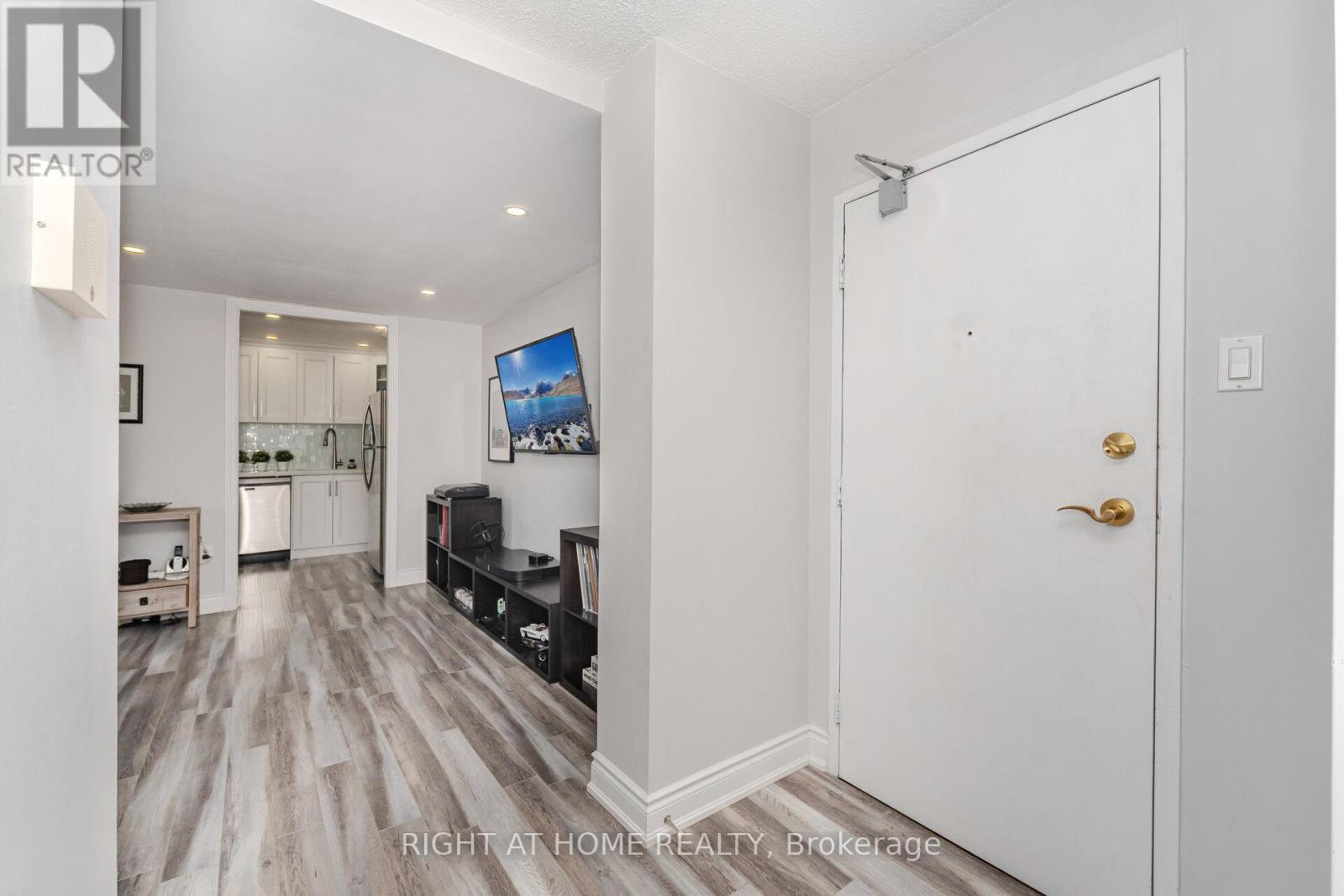 1209 - 3590 Kaneff Crescent, Mississauga, Ontario  L5A 3X3 - Photo 4 - W12577858