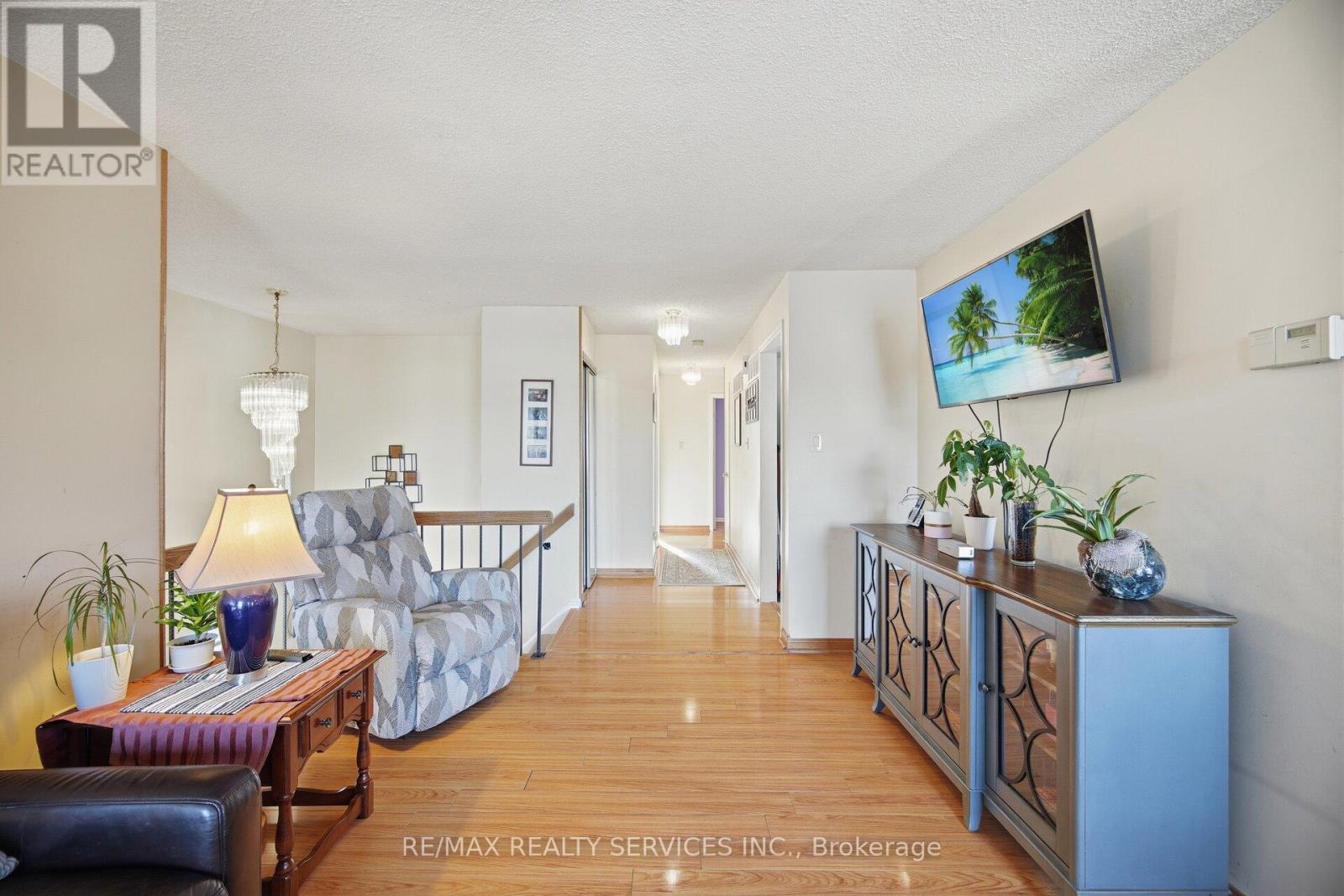 18 Myna Court, Brampton, Ontario  L6S 4H8 - Photo 8 - W12577912