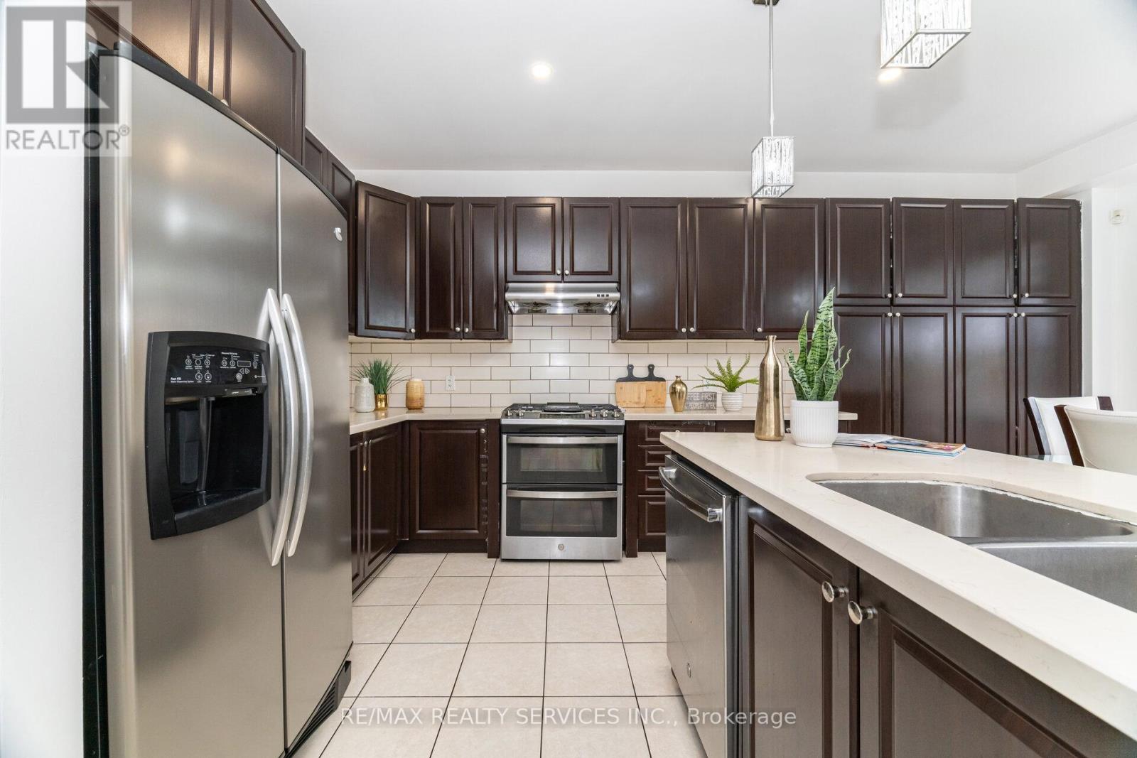 51 Larson Peak Road, Caledon, Ontario  L7C 3P3 - Photo 11 - W12577920