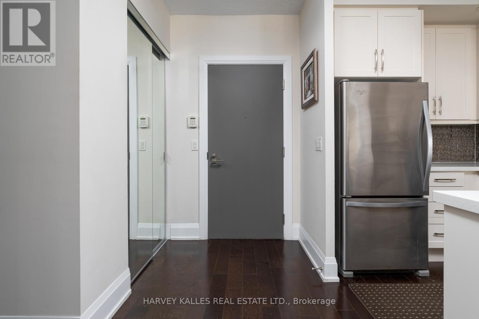 1016 - 1 Old Mill Drive, Toronto, Ontario  M6S 0A1 - Photo 2 - W12577996