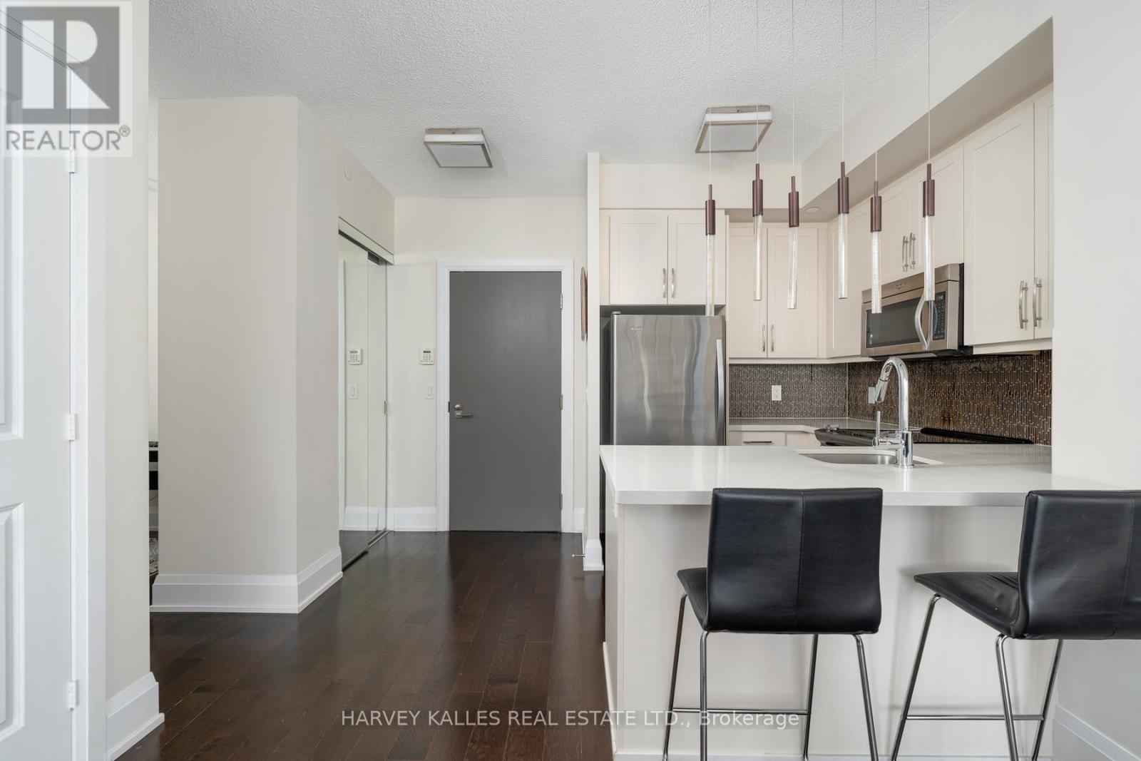 1016 - 1 Old Mill Drive, Toronto, Ontario  M6S 0A1 - Photo 5 - W12577996